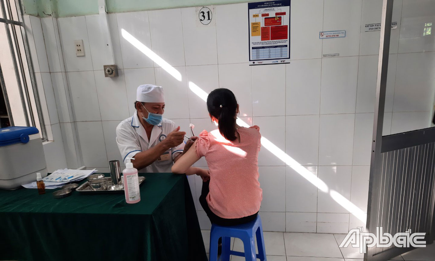 Phụ nữ mang thai có nhiều khả năng mắc bệnh nặng hơn khi bị nhiễm Covid-19 so với những người không mang thai nên tiêm vắc xin Covid-19 để chủ động bảo vệ thai kỳ an toàn.