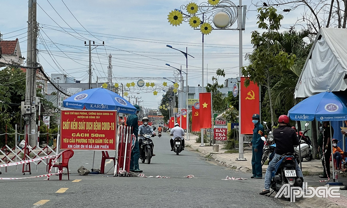Huyện Gò Công Tây kiểm tra chặt chẽ người dân ra vào địa phương nhằm bảo vệ Vùng xanh của huyện ạ (3)