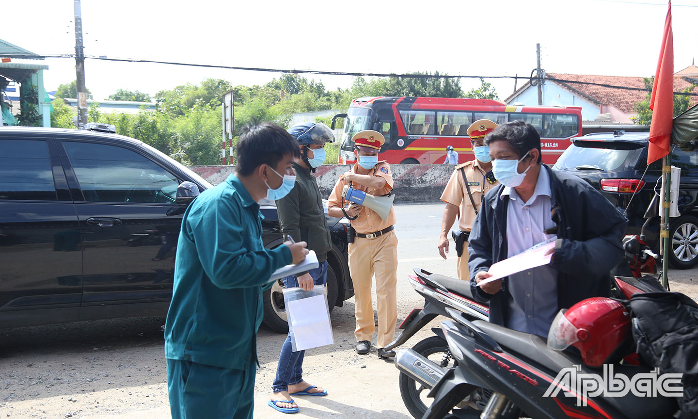 Lực lượng Chốt kiểm soát ghi thông tin 2 người dân Tiền Giang về từ TP.Hồ Chí Minh