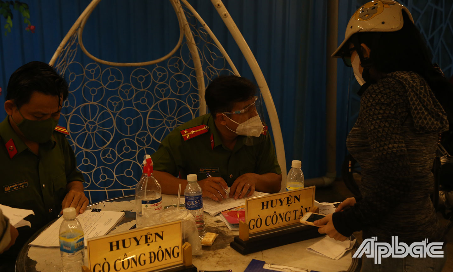 Từng địa phương nhận người.