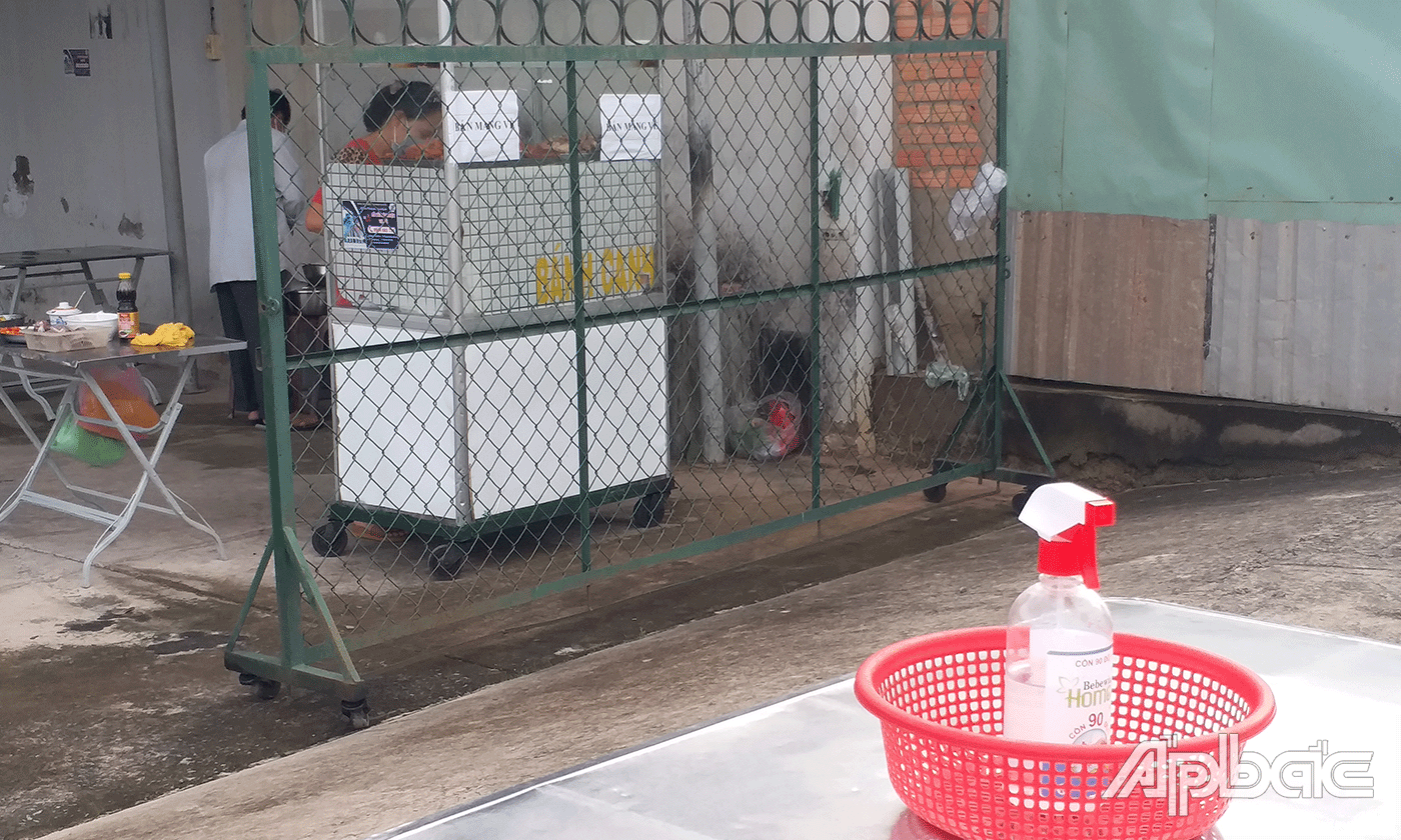 Các dịch vụ ăn uống chỉ được bán mang về.