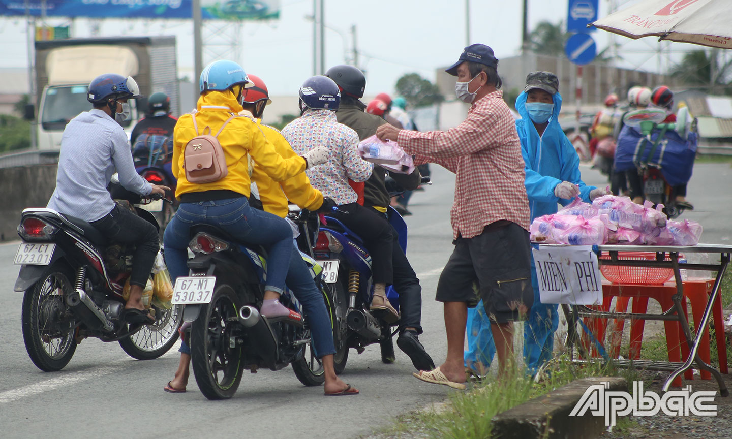 Hàng ngàn phần cơm tiếp sức cho chặn đường về quê.