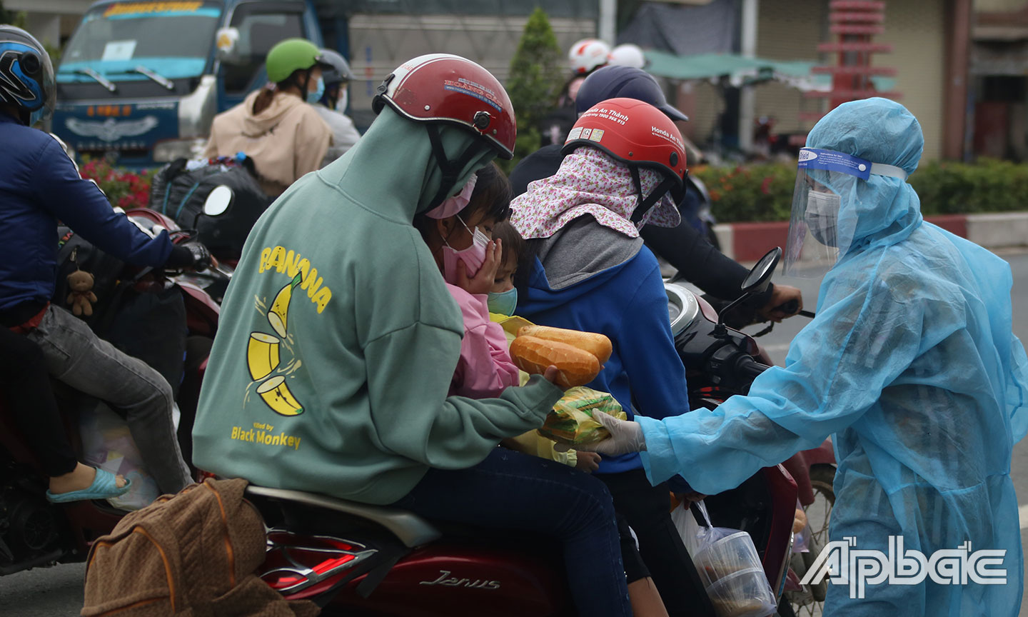 Sữa, bánh mì, cháo,...được hỗ trợ thêm cho các em nhỏ.