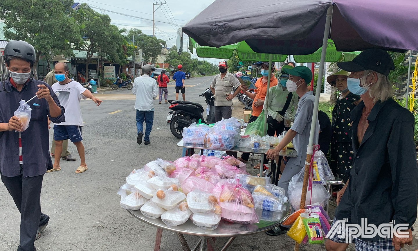 Lò Bánh mì Mười Hai đồng hành cùng người dân tại điểm tập kết Trung tâm Văn hóa huyện Châu Thành.