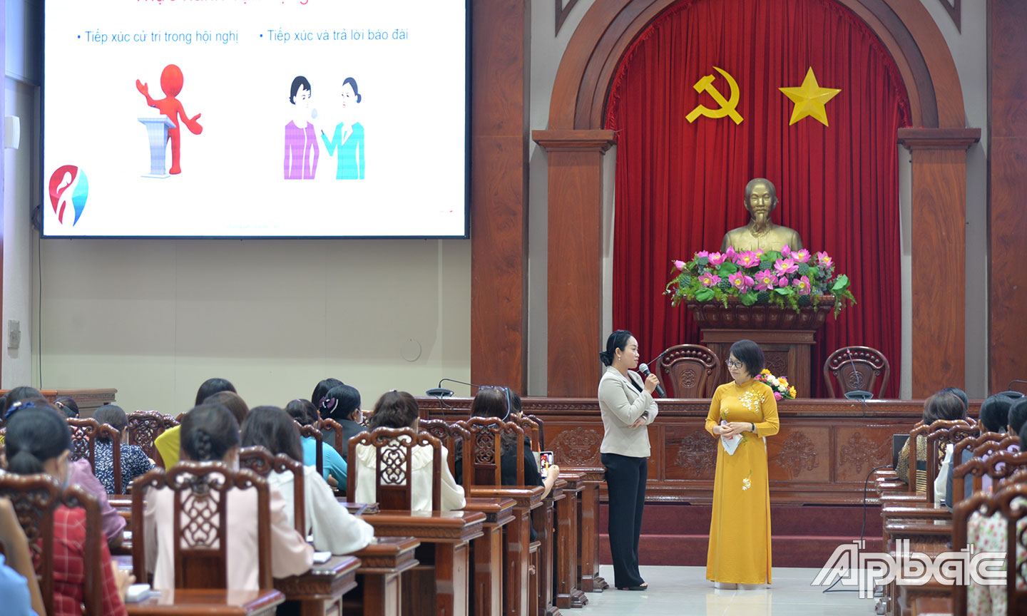 Ban Vì tiến bộ phụ nữ Tiền Giang tập huấn kiến thức, kỹ năng cho các nữ ứng cử viên đại biểu HĐND các cấp tỉnh Tiền Giang nhiệm kỳ 2021 - 2026 (ảnh chụp trước khi dịch Covid-19 bùng phát).