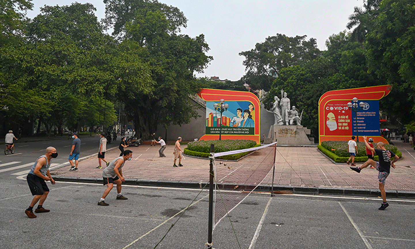 Từ sự hiệu quả trong phòng chống dịch nhịp sống hằng ngày của người dân Thủ đô dần trở lại bình thường. Ảnh: ĐĂNG ANH 