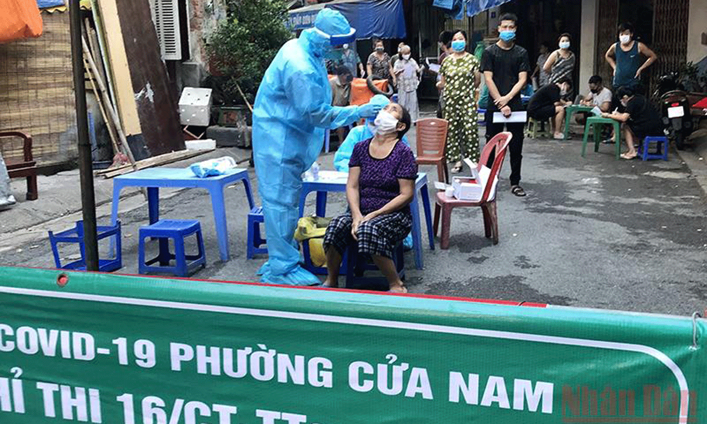 Xét nghiệm diện rộng tại Hà Nội. (Ảnh: DUY LINH)