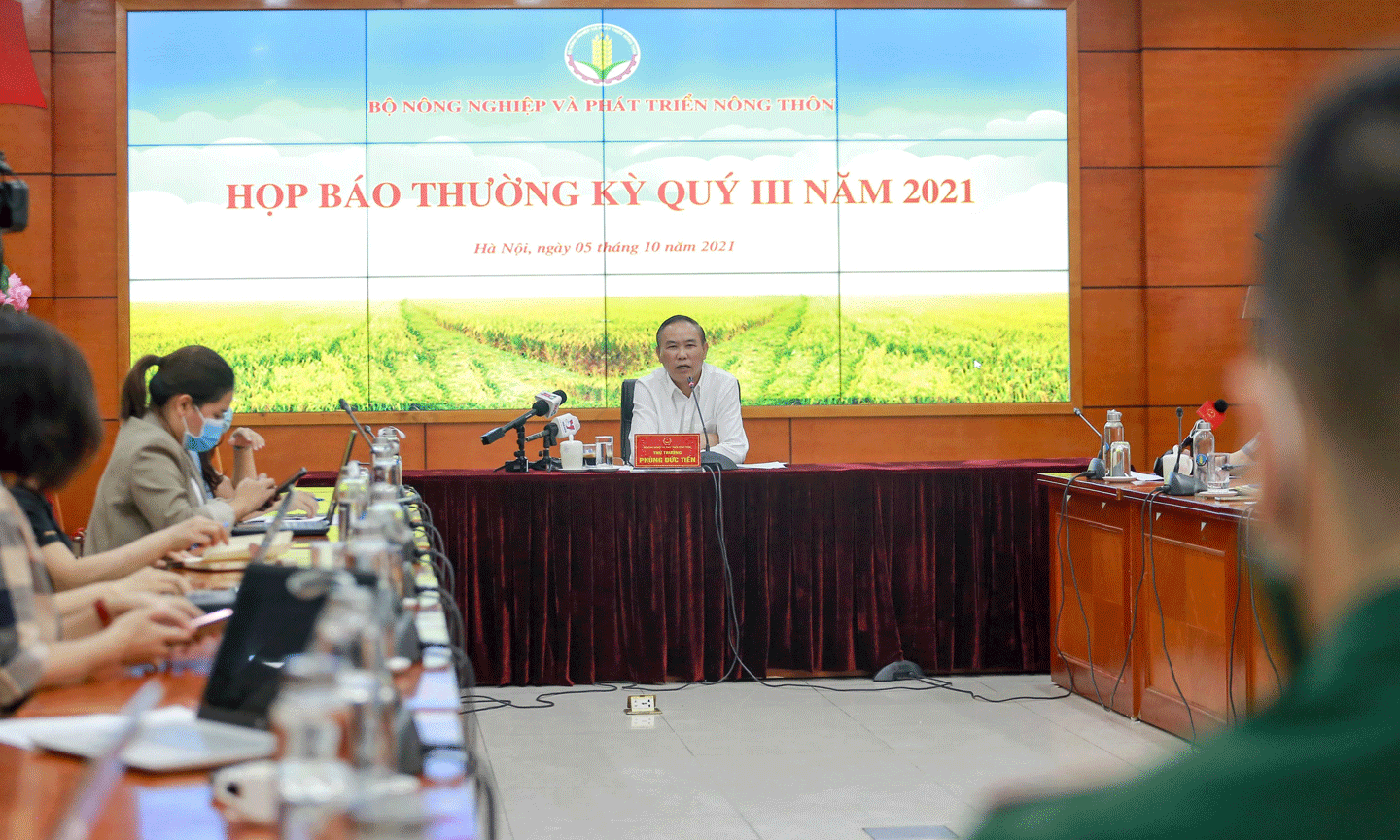 Thứ trưởng Bộ NN&PTNT Phùng Đức Tiến cho biết ngành nông nghiệp nỗ lực đạt giá trị xuất khẩu bằng 4 giải pháp trọng tâm - Ảnh: VGP/Đỗ Hương