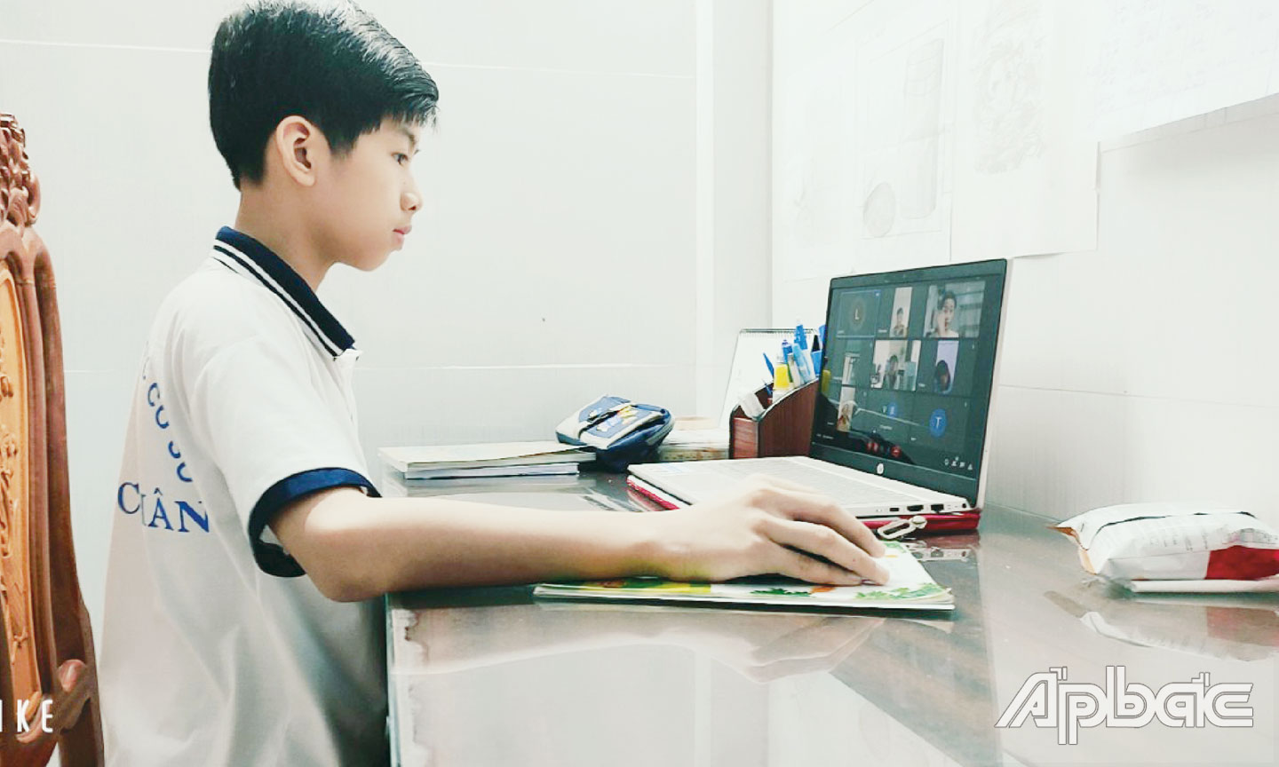 Học sinh Trường THCS Lê Ngọc Hân học trực tuyến. 