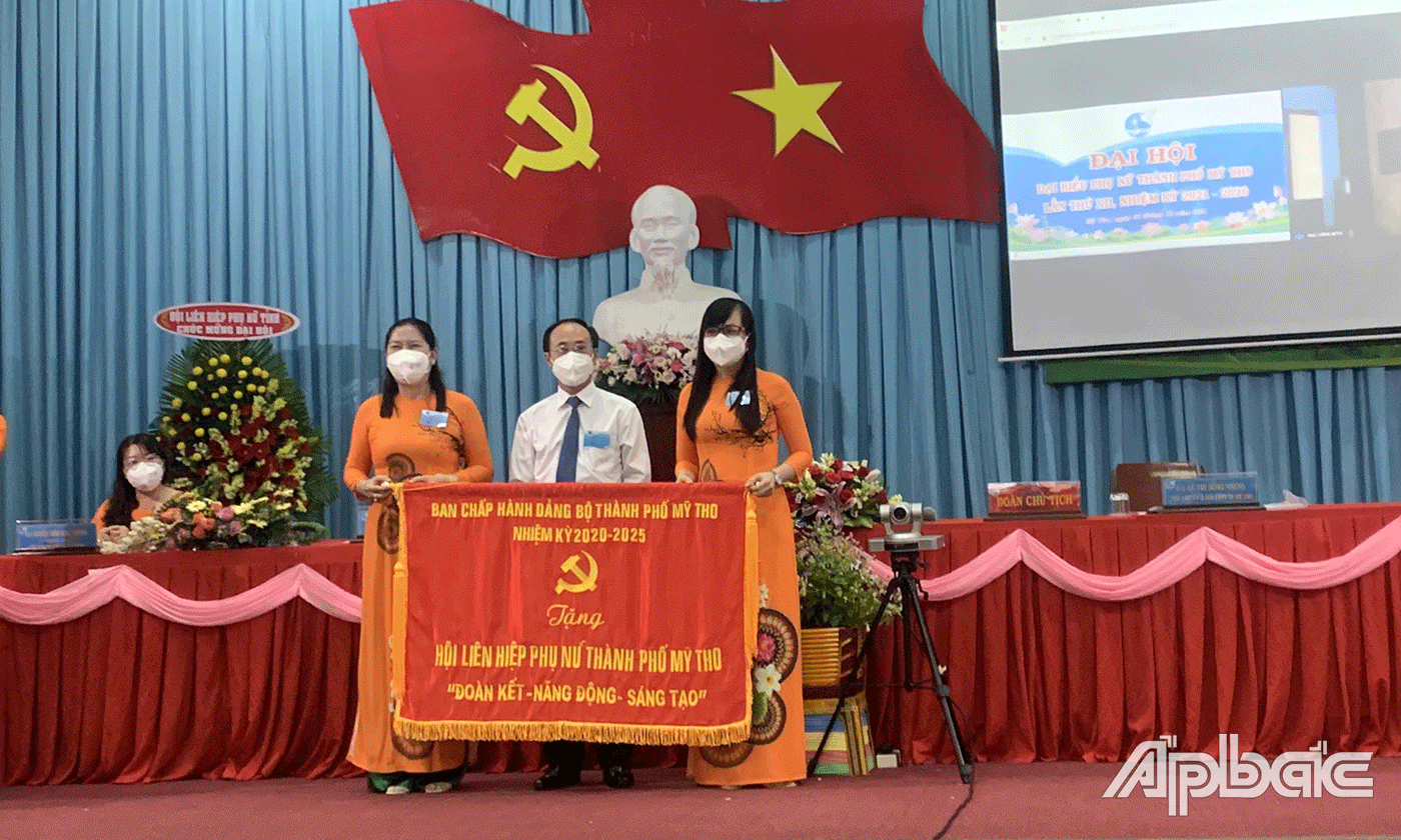 đồng chí Trần Kim Trát, Ủy viên Ban thường vụ Tỉnh ủy, Bí Thư Thành ủy Mỹ Tho trao tặng bức trướng cho Hội LHPN TP. Mỹ Tho.