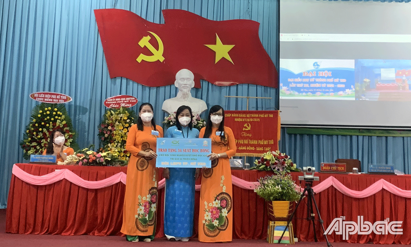 Hội LHPN tỉnh trao tặng 1 mái ấm tình thương cho phụ nữ nghèo và 34 suất học bổng cho học sinh nghèo vượt khó học giỏi.