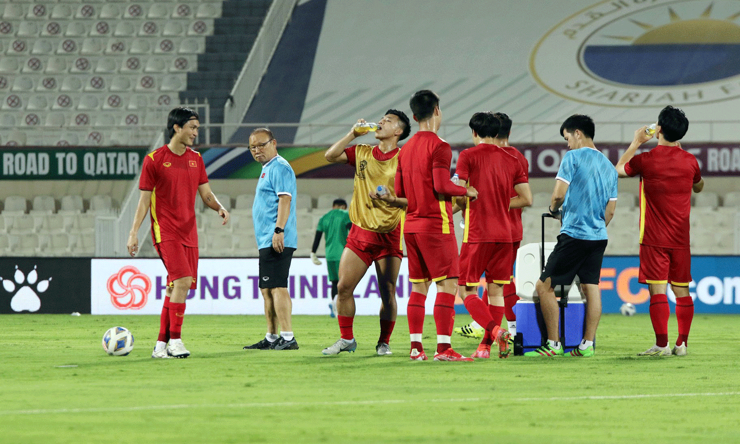 Đội tuyển Việt Nam làm quen sân Sharjah tối 6/10. (Ảnh: VFF)