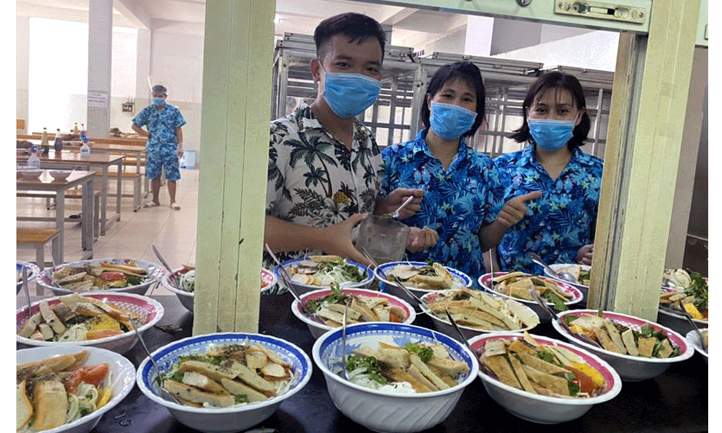 Công nhân Công ty TNHH Earth Corporation Việt Nam chuẩn bị bữa ăn cho người lao động đang thực hiện 