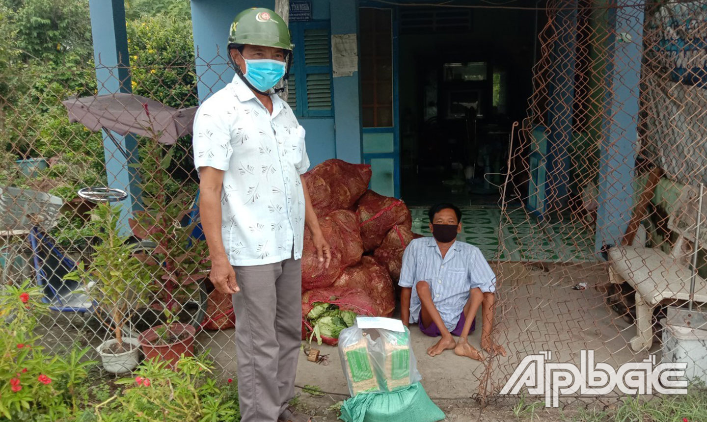 Hỗ trợ gạo, thực phẩm thiết yếu cho người dân gặp khó khăn  do đại dịch Covid-19 trên địa bàn huyện Gò Công Đông. 