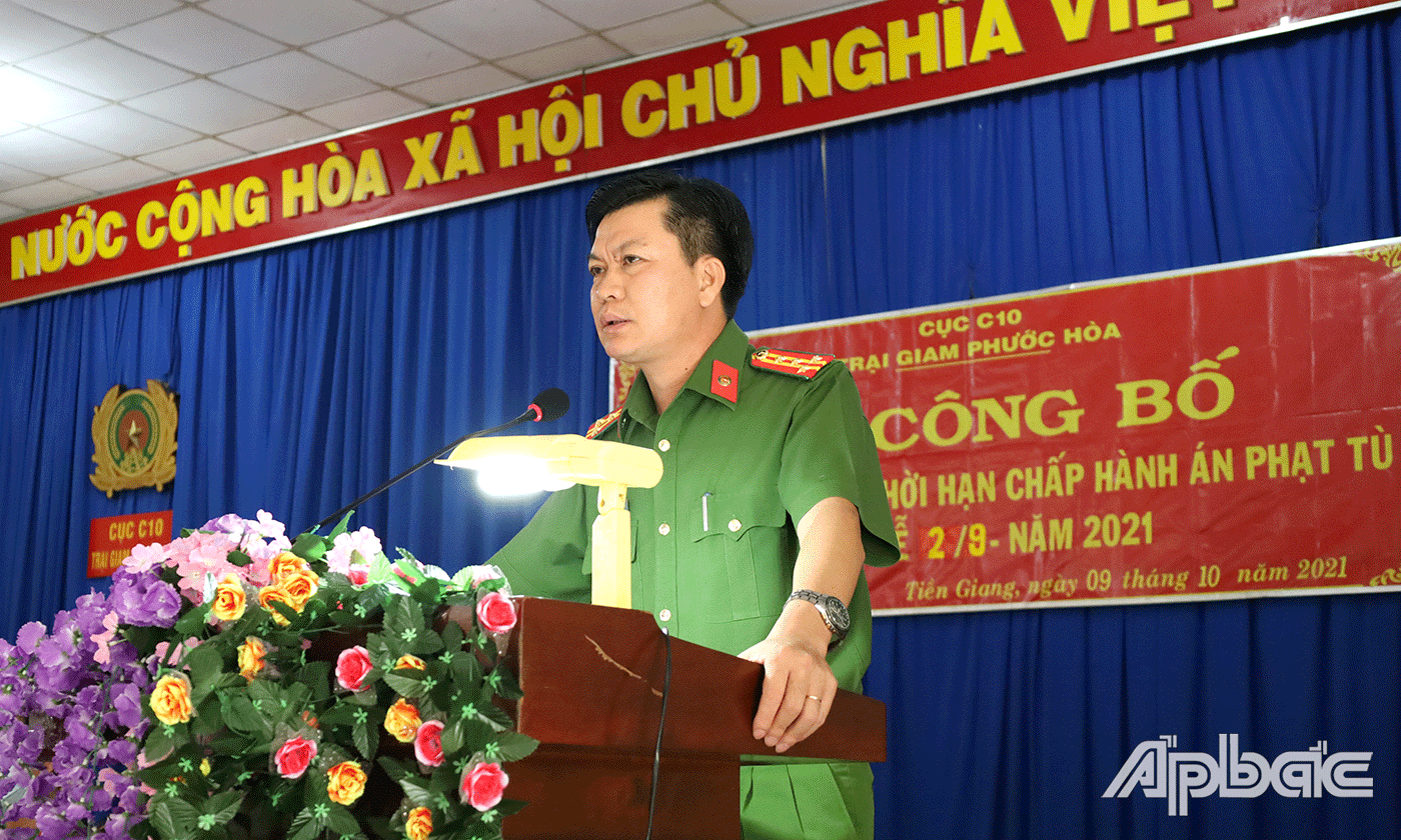 Thượng tá Nguyễn Văn Đông, Giám thị trại giam Phước Hòa phát biểu tại lễ công bố quyết định.