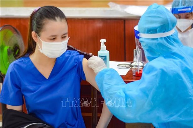 Tiêm vaccine cho người dân tại điểm tiêm Trung tâm Văn hoá quận Sơn Trà, TP Đà Nẵng. (Ảnh: Văn Dũng/TTXVN)