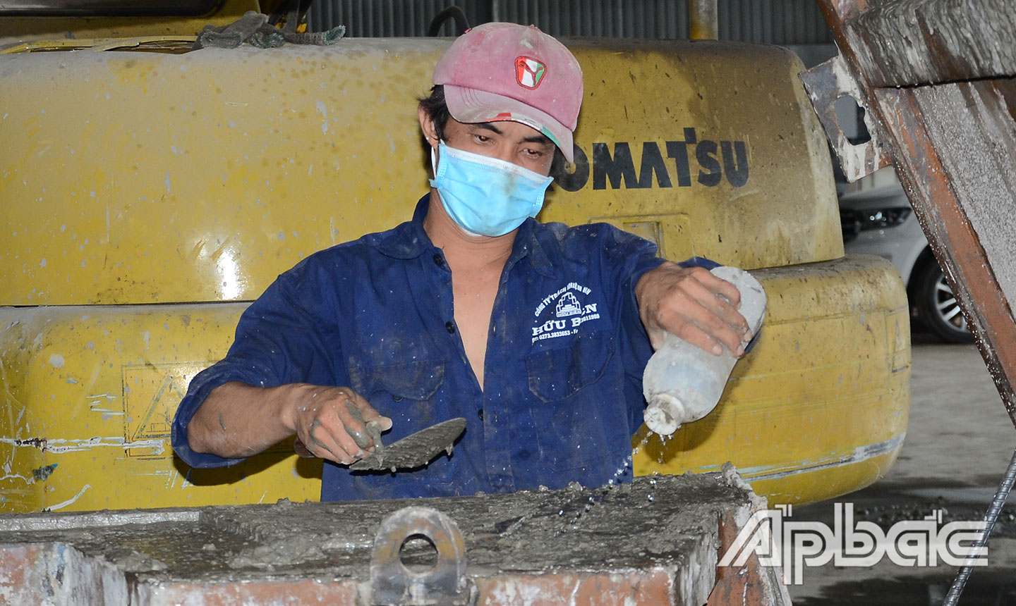 Công ty TNHH Hữu Biên duy trì hoạt động theo phương án “3 tại chỗ” để cung cấp các sản phẩm từ bê tông cho những công trình cấp thiết trên địa bàn tỉnh.