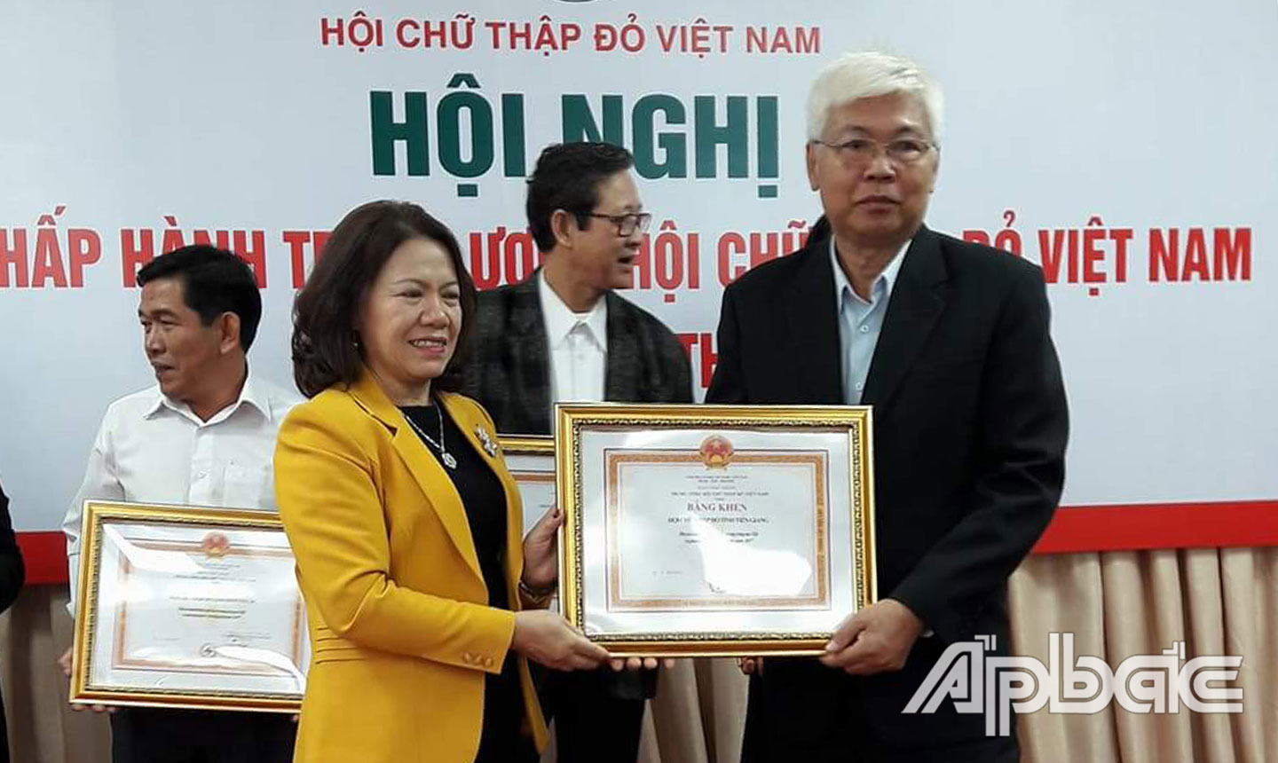 Đồng chí Võ Văn Láng nhận Bằng khen của Trung ương Hội CTĐ Việt Nam vì đã có thành tích xuất sắc trong công tác Hội và phong trào CTĐ.