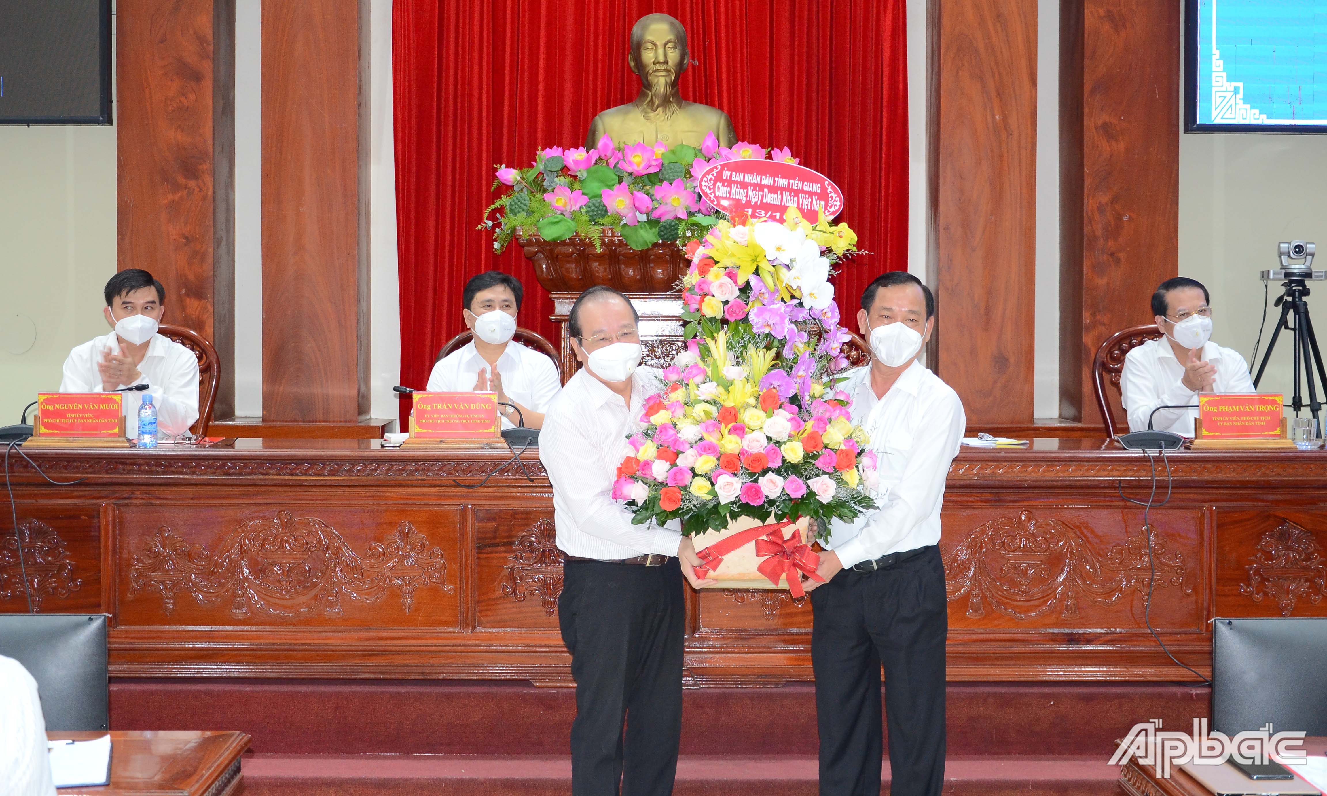 Đồng chí Nguyễn Văn Vĩnh tặng hoa cho lãnh đạo Hiệp hội DN tỉnh nhân Ngày Doanh nhân Việt Nam (13-10).