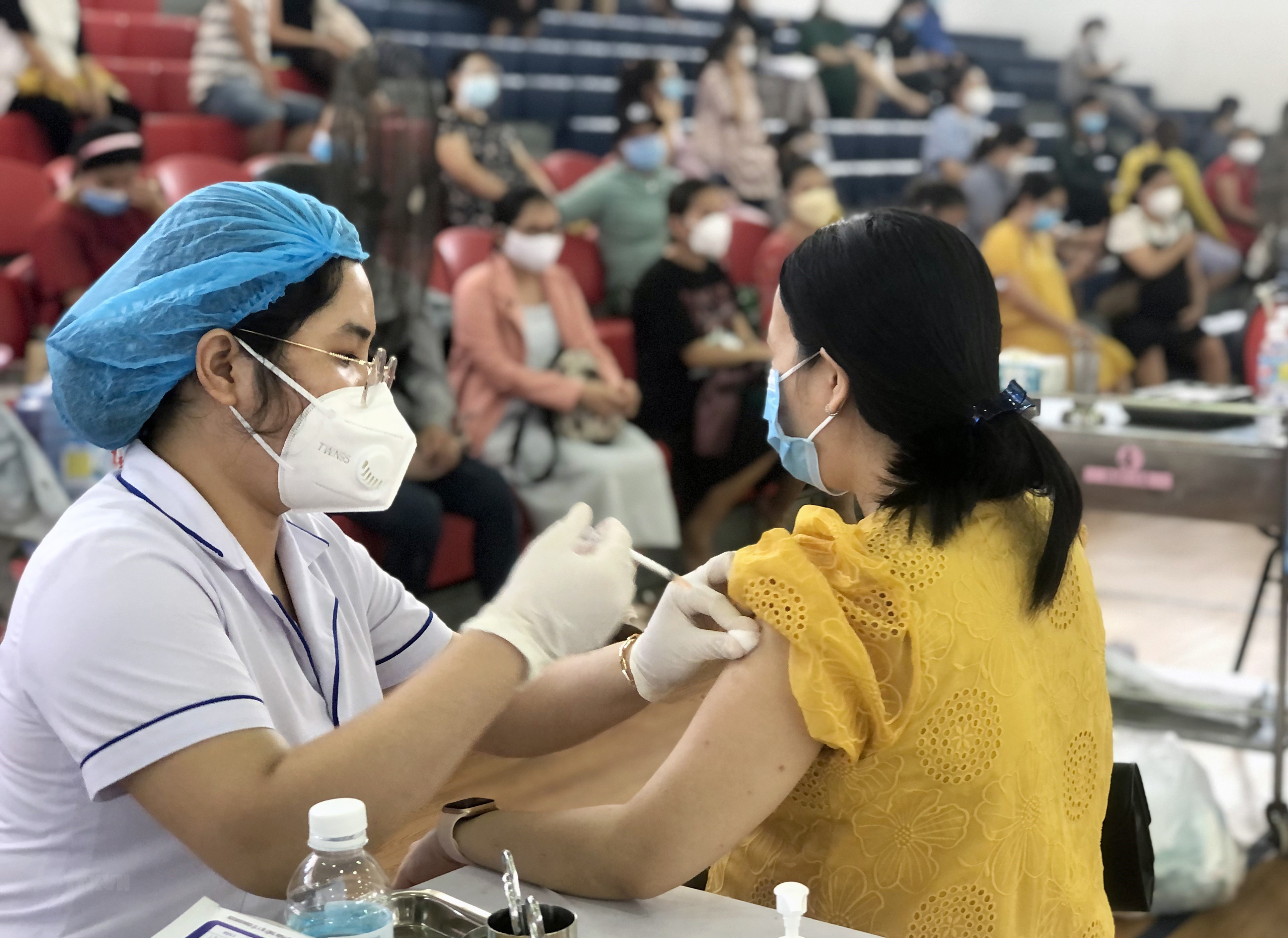 Tiêm vaccine phòng COVID-19 cho người dân. (Ảnh: Nguyên Linh/TTXVN)