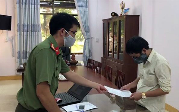 Công an tỉnh Quảng Ngãi ra quyết định xử phạt admin của hàng loạt Fanpage giả mạo Cổng thông tin điện tử UBND tỉnh Quảng Ngãi. Ảnh: Cơ quan Công an cung cấp