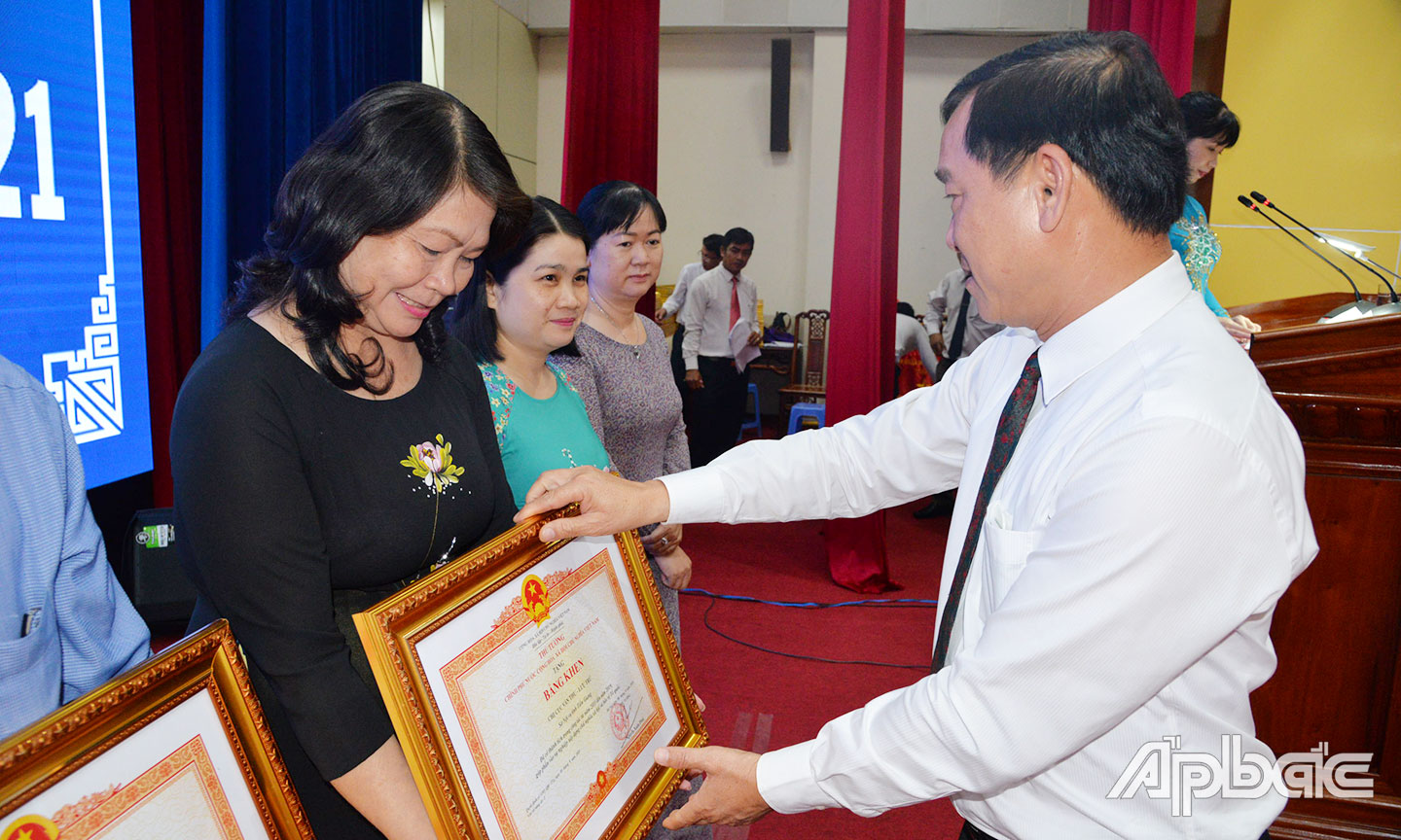 Lãnh đạo Chi cục Văn thư - Lưu trữ (nay là Phòng Văn thư - Lưu trữ và Trung tâm Lưu trữ lịch sử) nhận Bằng khen của Thủ tướng Chính phủ tại Hội nghị tổng kết phong trào thi đua yêu nước năm 2020.