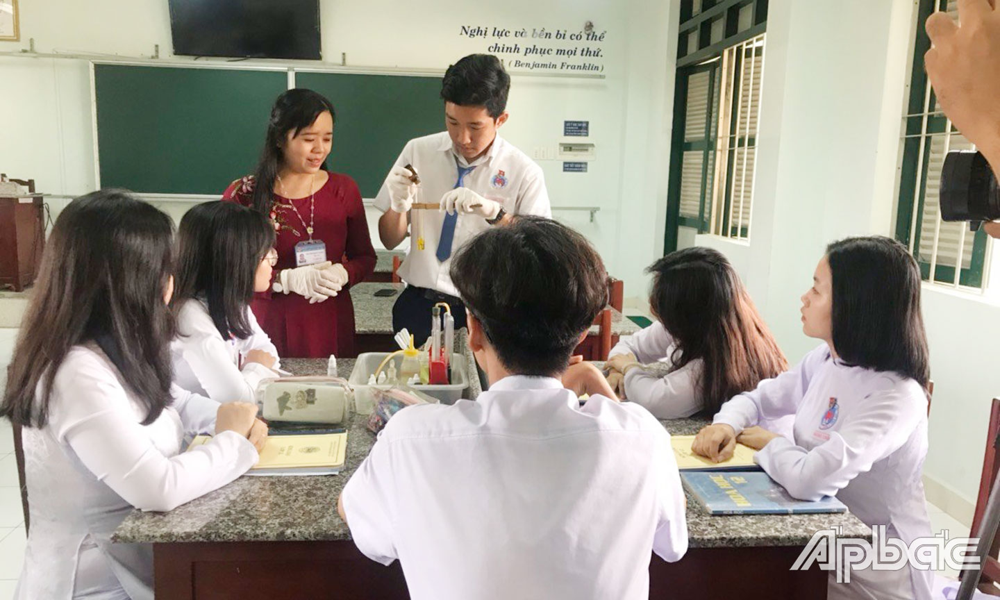 Cô Đỗ Thị Bích Ngọc trong giờ dạy thực hành Hóa học (ảnh chụp khi dịch Covid-19 chưa bùng phát). 