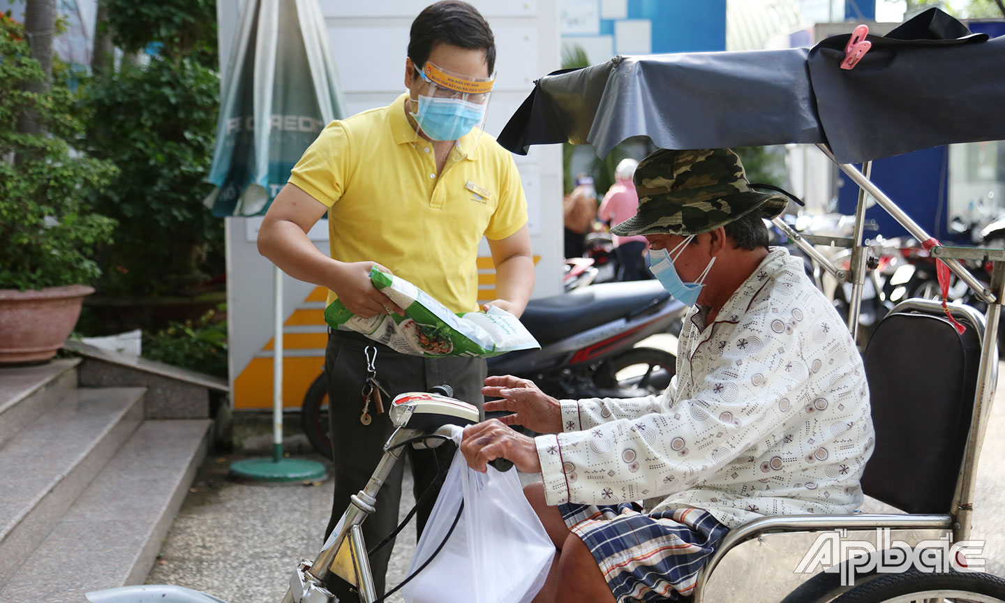  Bưu điện tỉnh phối hợp Đoàn khối Cơ quan và Doanh nghiệp tỉnh  trao gạo ngon cho người dân trên địa bàn TP. Mỹ Tho bị ảnh hưởng của dịch Covid-19. 		                           Ảnh: TUẤN LÂM