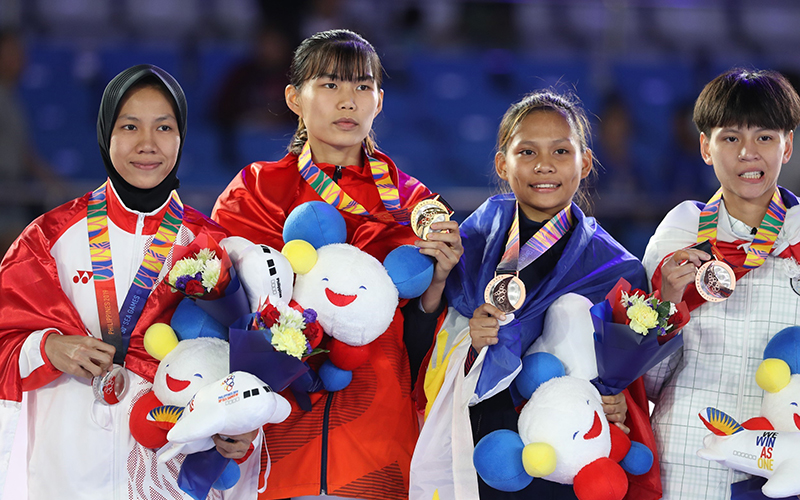 Vận động viên Trần Thị Ánh Tuyết (thứ hai từ trái sang) giành Huy chương vàng hạng cân 53 kg môn Taekwondo tại SEA Games 30.