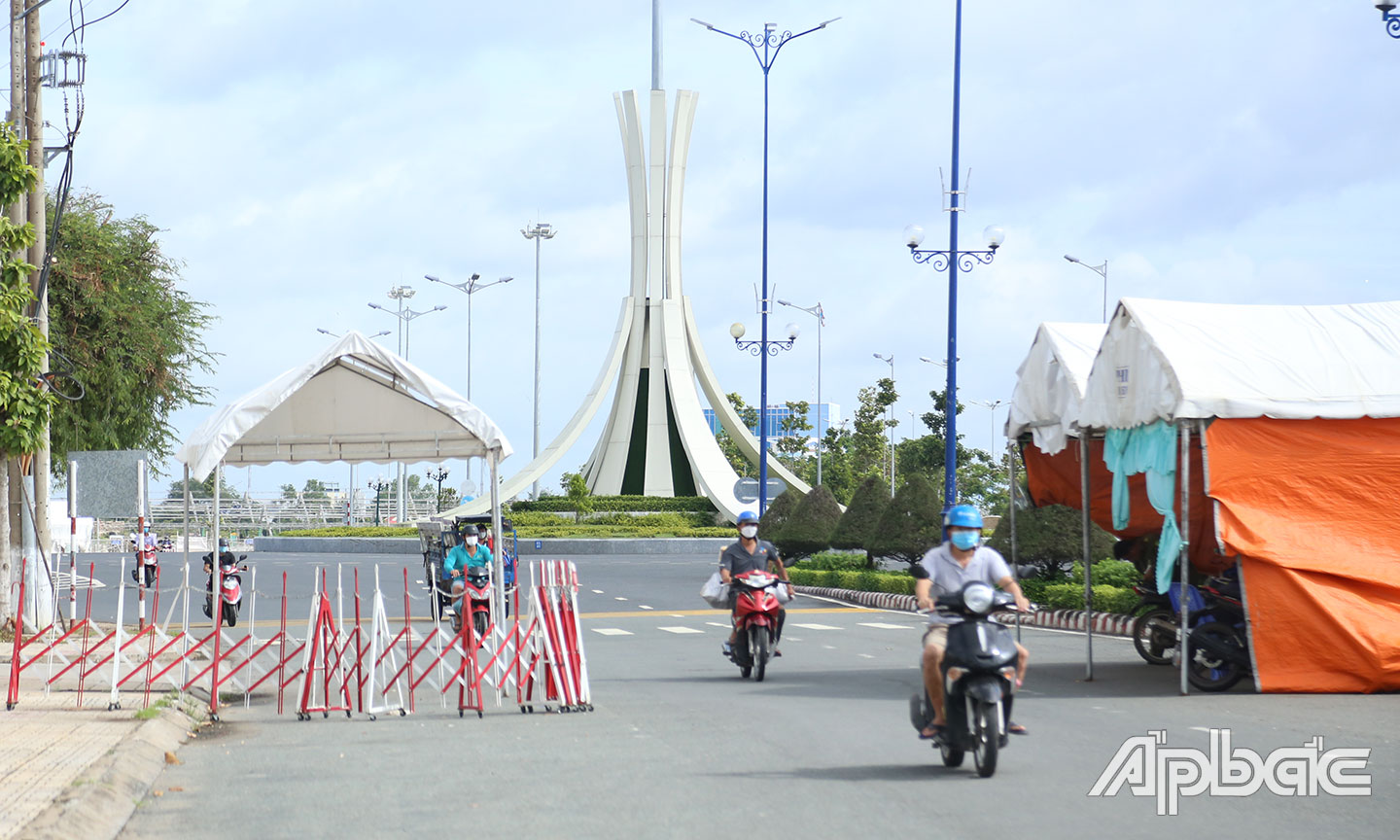 Các lực lượng kiểm soát trên đường Hùng Vương đang chờ bàn giao để tháo gỡ.