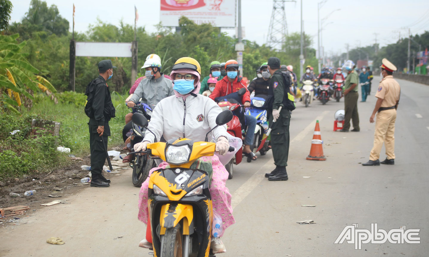 Người và phương tiện lưu thông trên Quốc lộ 1 tăng cao.