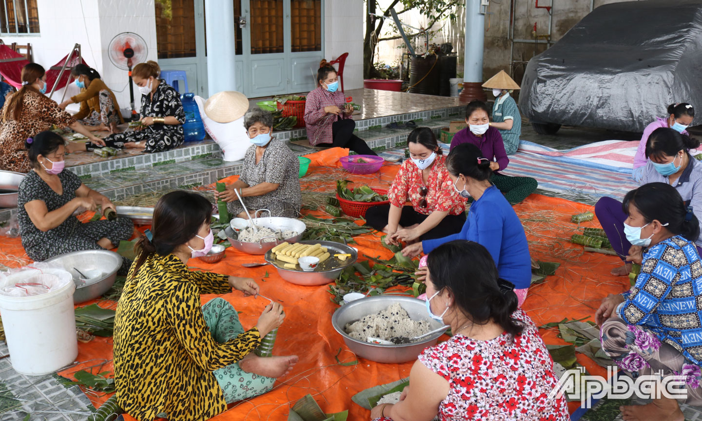 Người dân ấp 4, xã Cẩm Sơn, huyện Cai Lậy gói bánh tét hỗ trợ người dân TP. Hồ Chí Minh trong đại dịch. Ảnh: QUẾ NGÂN
