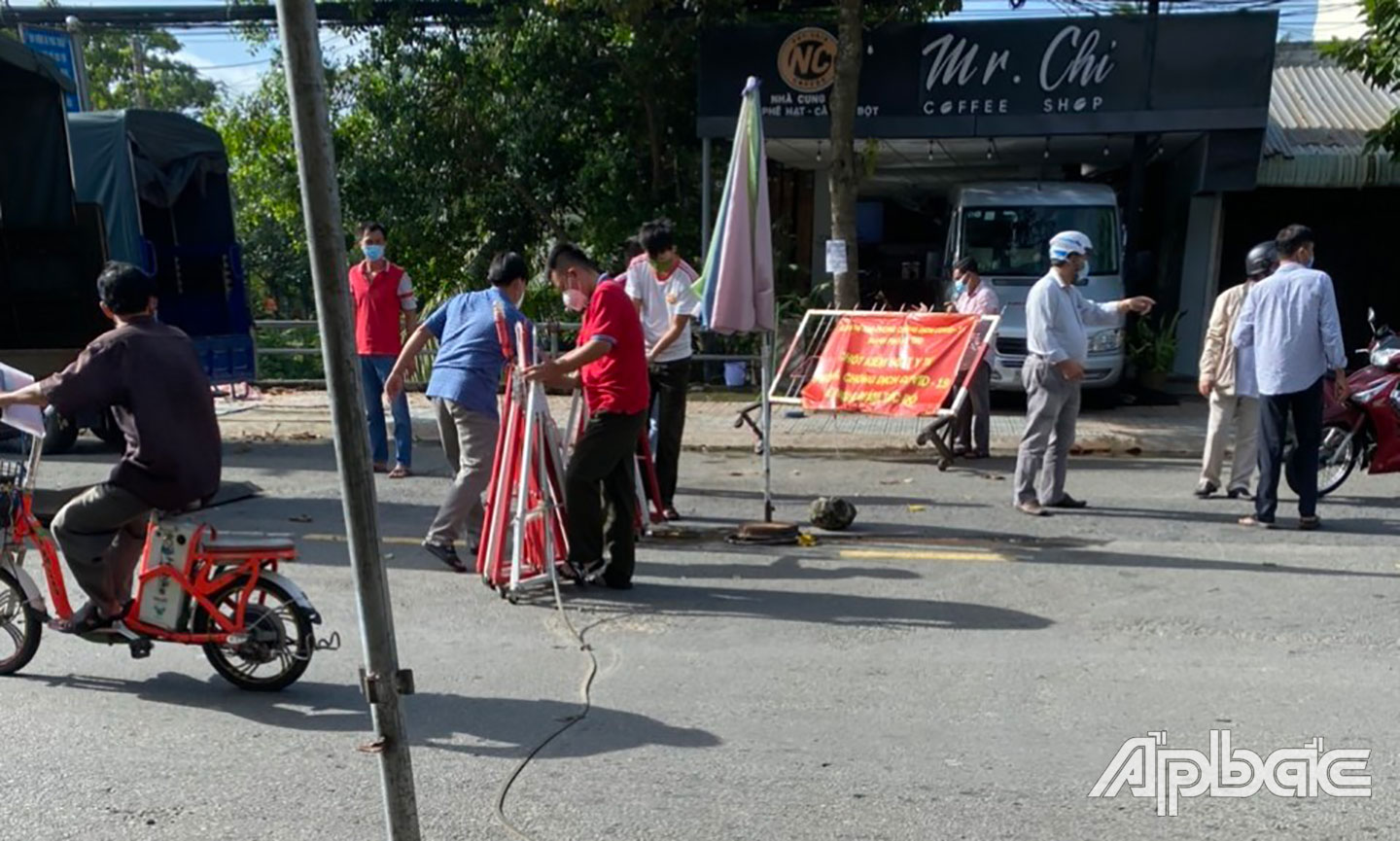 Các lực lượng tiến hành tháo dỡ chốt trên đường Đinh Bộ Lĩnh.