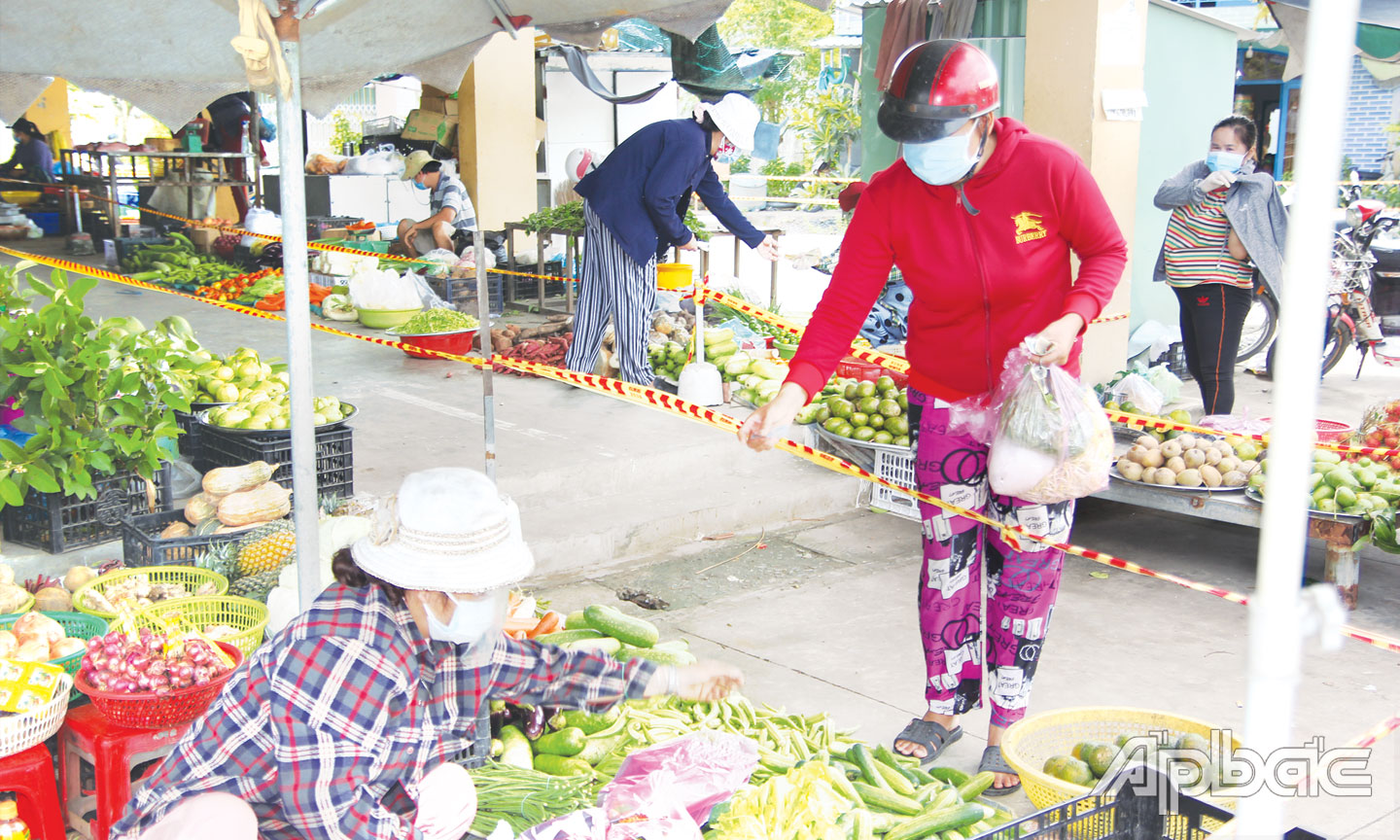 Tiểu thương và người dân tại chợ Xã Lới chấp hành các quy định về phòng, chống dịch Covid-19.