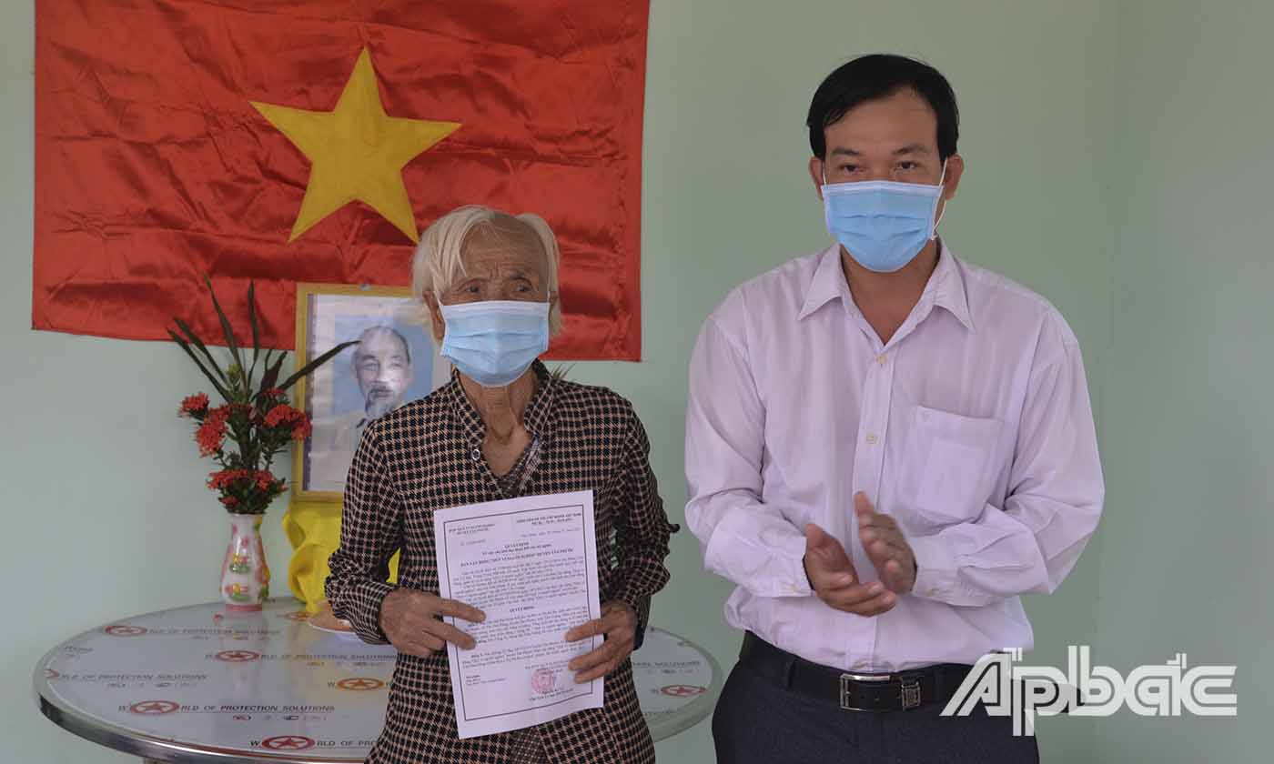 Lãnh đạo Đảng ủy xã Tân Hòa Đông trao quyết định trao