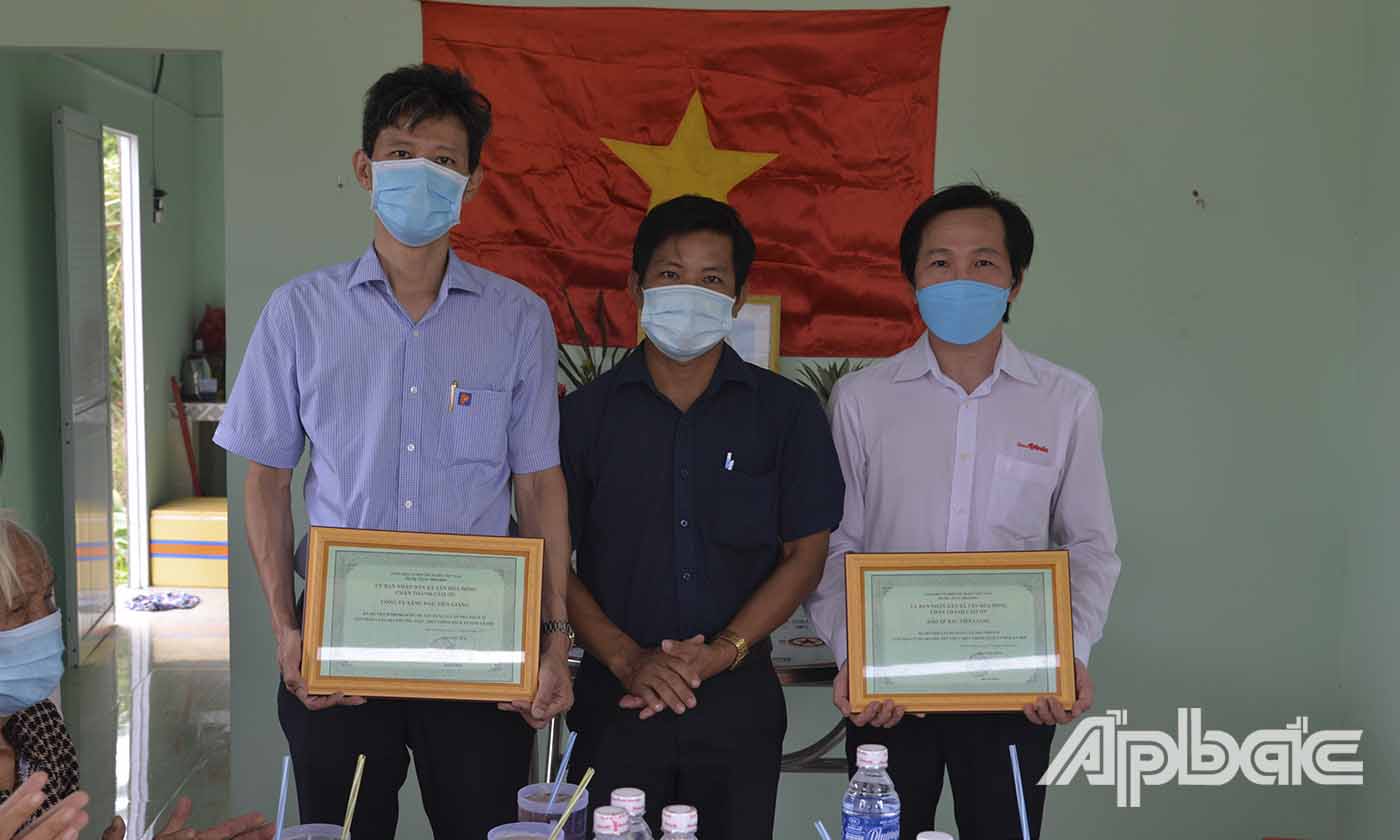 Đại diện lãnh đạo UBND xã Tân Hòa Đông gửi thư cảm ơn đến nhà tài trợ và Báo Ấp Bắc.