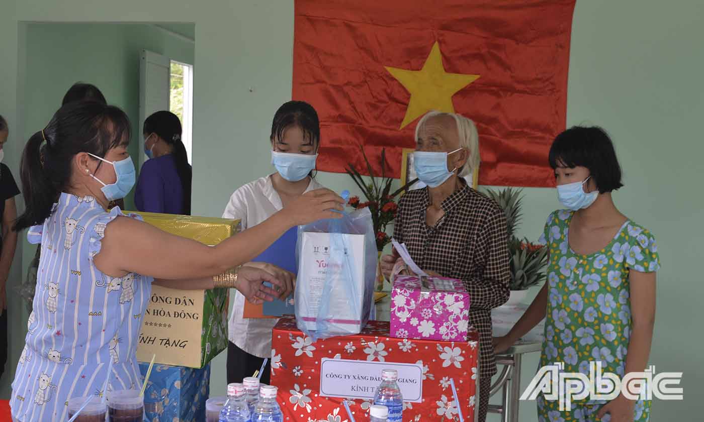 Bà con hàng xóm đến chia vui và tặng quà mừng bà Lê Thị Bé Ba có ngôi nhà mới.