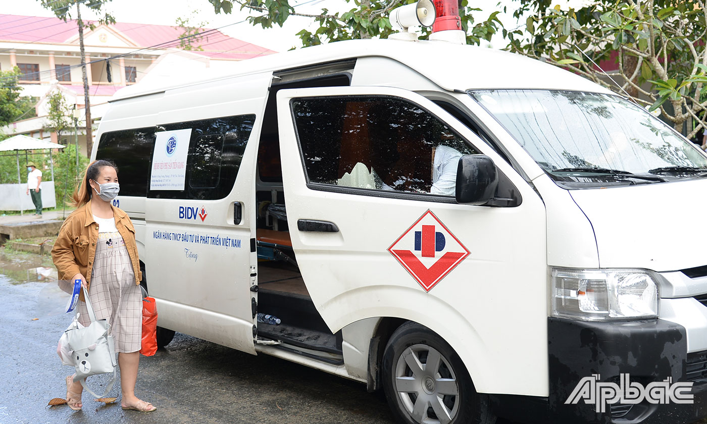 Sản phụ được đưa đến bệnh viện chờ sinh.