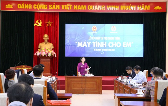 Bộ GD-ĐT tiếp nhận tài trợ (lần thứ nhất) chương trình “Máy tính cho em”.