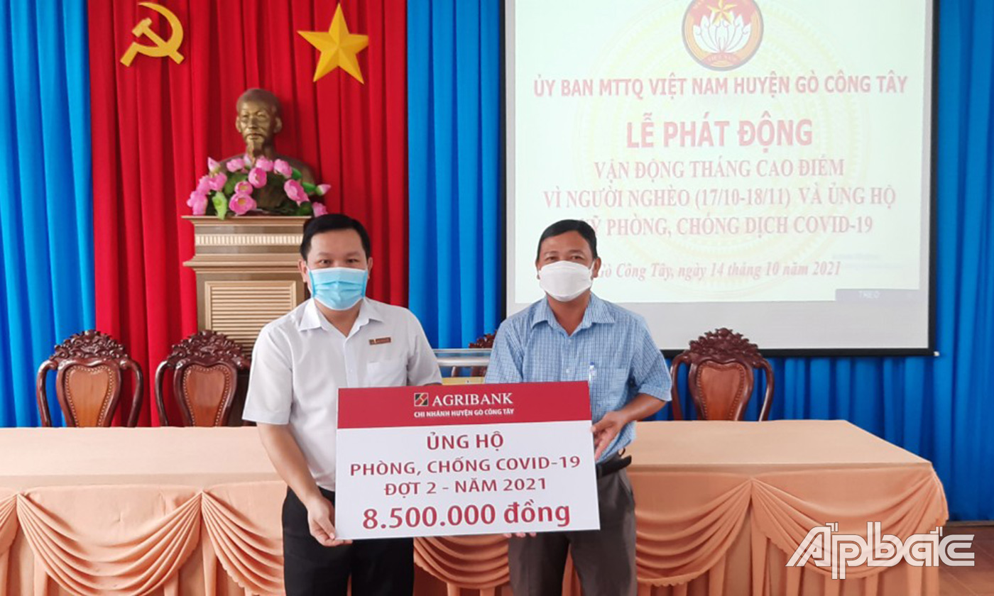 Các đơn vị, doanh nghiệp trao Bảng tượng trưng ủng hộ Quỹ phòng, chống dịch Covid-19, tuýp nước rửa tay sát khuẩn.