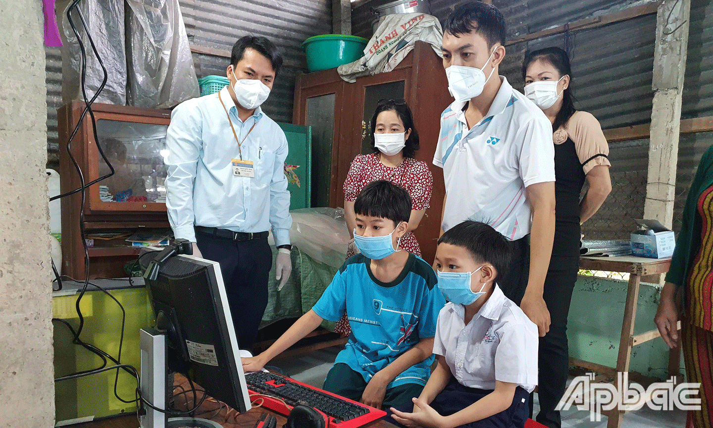Đại diện lãnh đạo nhà trường, mạnh thường quân trao máy tính cho học sinh Trường Tiểu học Thạnh Trị, TP. Mỹ Tho. 