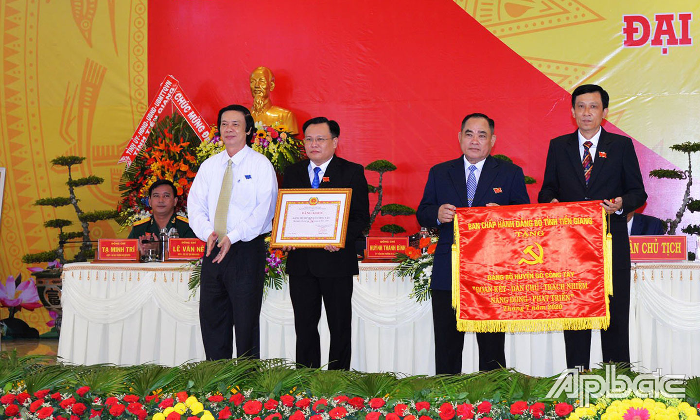 Ban Thường vụ Tỉnh ủy tặng Bằng khen hoàn thành xuất sắc nhiệm vụ trong nhiệm kỳ 2015 - 2020 cho Đảng bộ huyện Gò Công Tây.