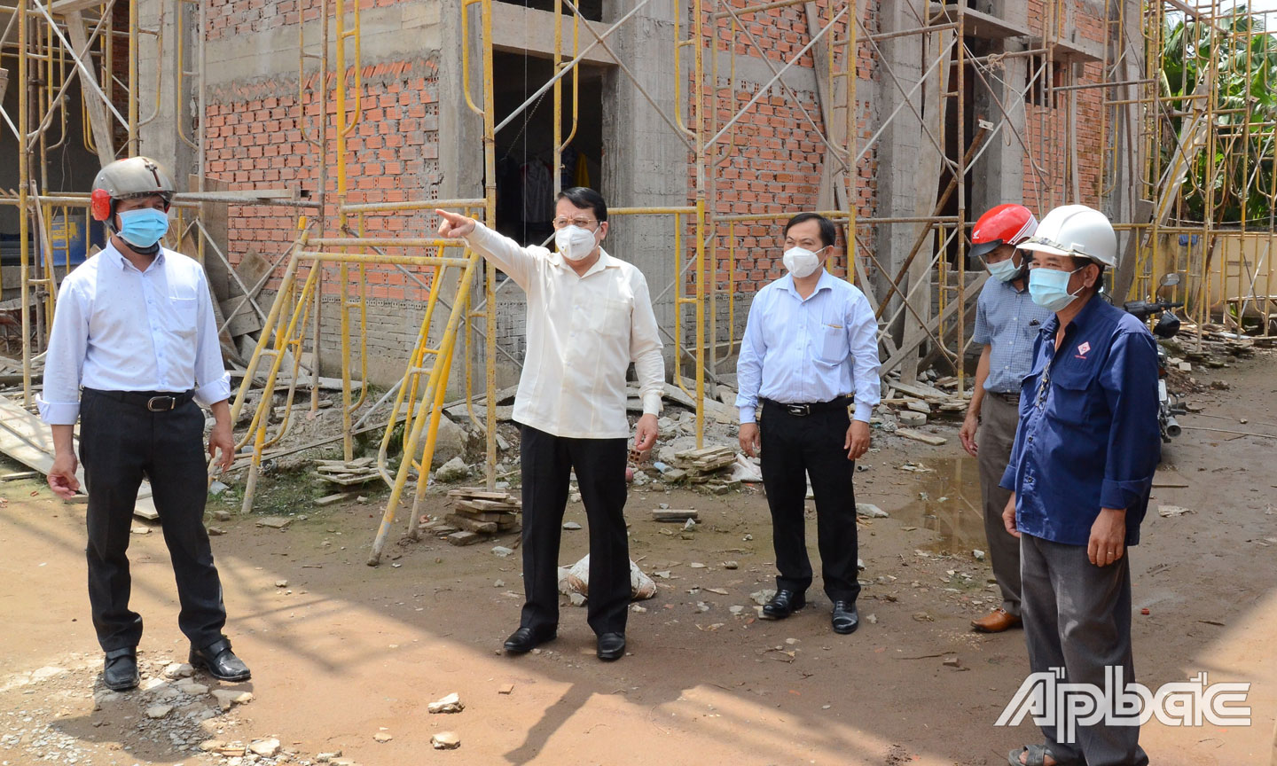 Phó Chủ tịch UBND tỉnh Phạm Văn Trọng kiểm tra công trình xây dựng nông thôn mới trên địa bàn huyện Gò Công Tây.  Ảnh: MINH THÀNH