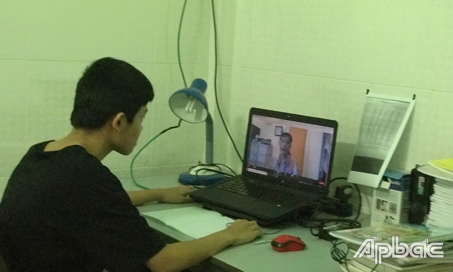 Học sinh Trường THCS Trung An, TP. Mỹ Tho học trực tuyến.
