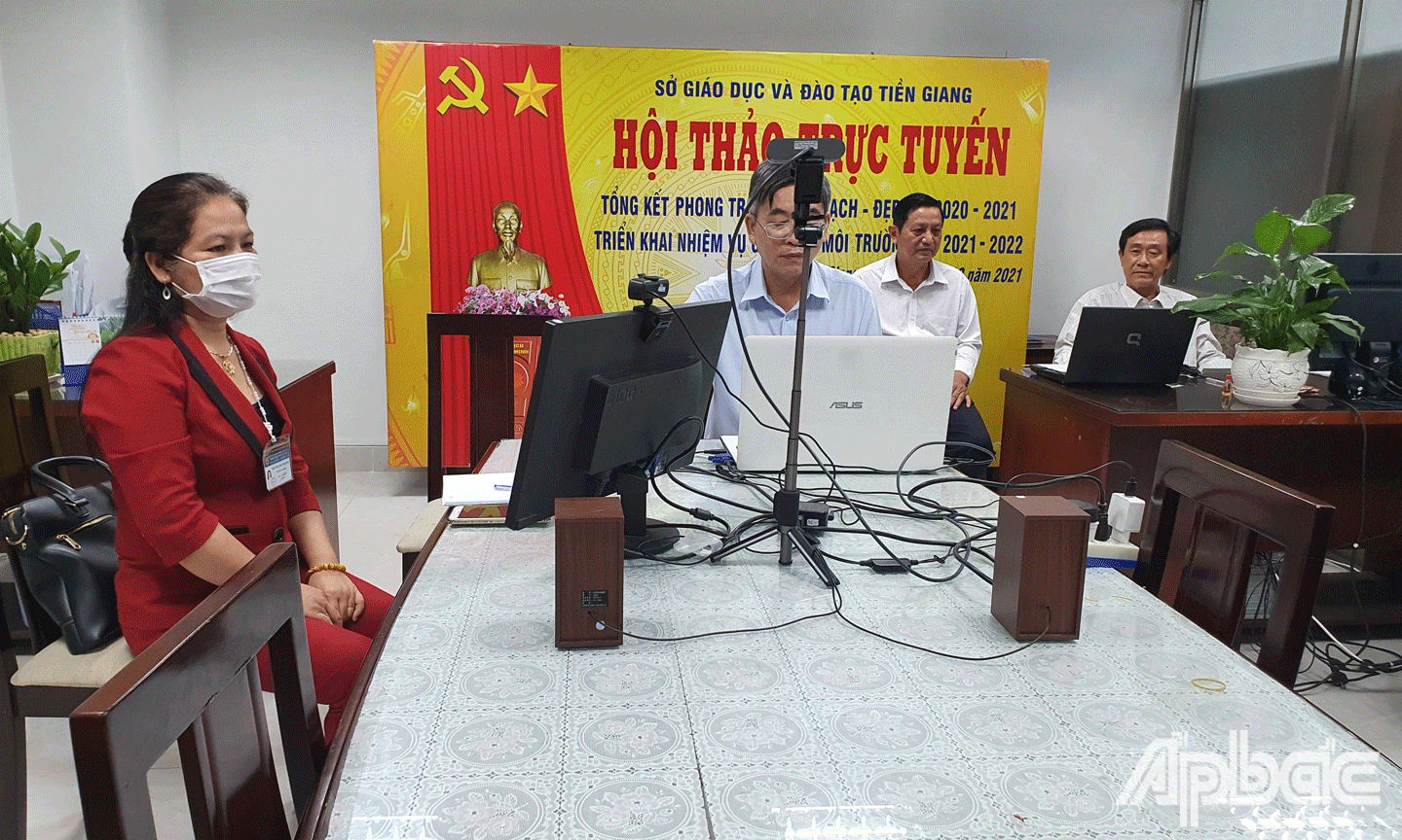 Quang cảnh hội nghị trực tuyến. 
