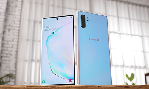 Galaxy Note 10 Plus trông thiết kế hiện đại hơn.