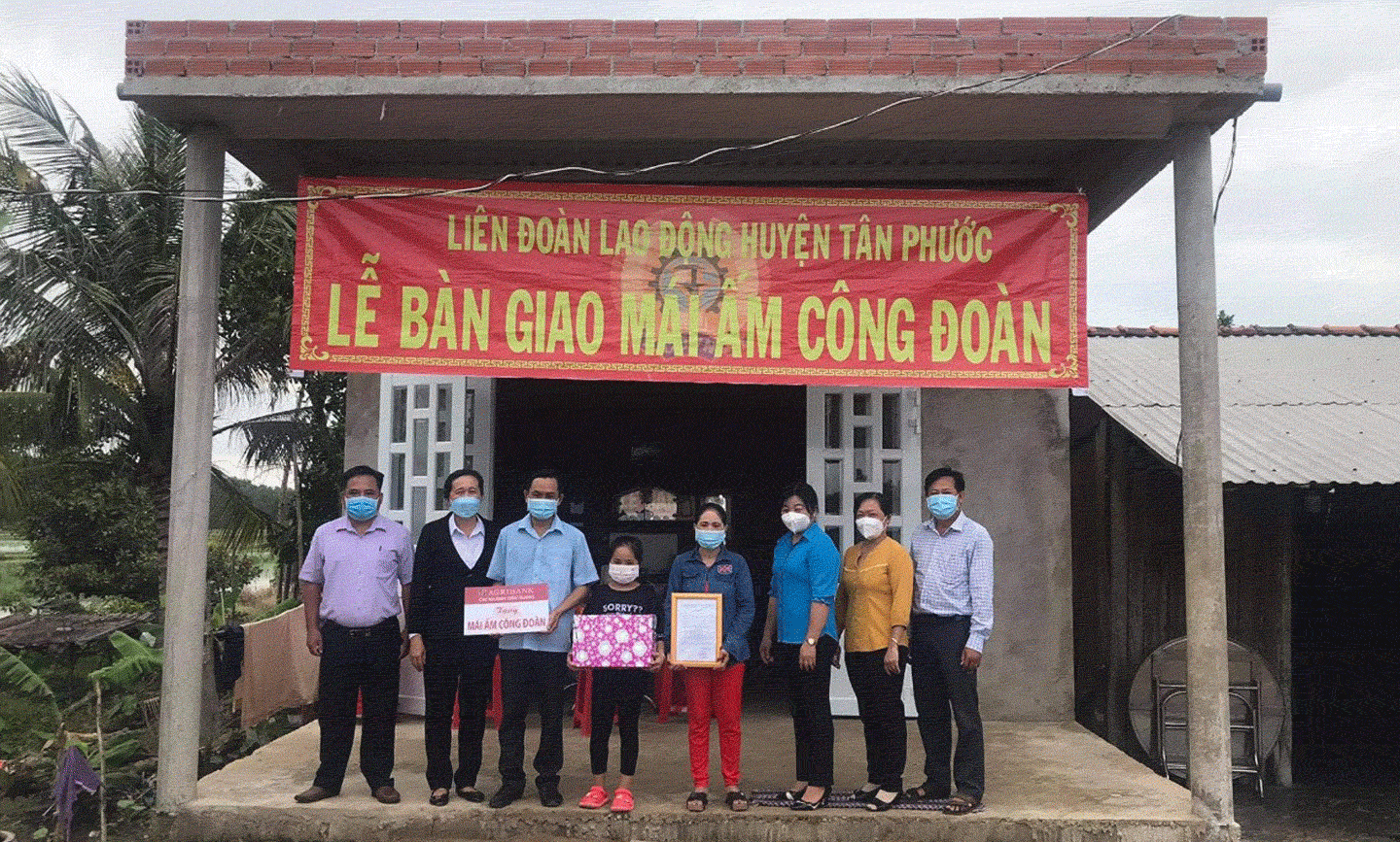 Lãnh đạo địa phương và Giám đốc Agribank huyện Tân Phước (thứ 2 từ trái) tại buổi bàn giao nhà.