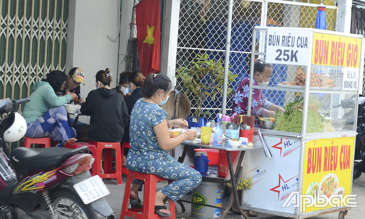 Một quán ăn trên đường Đống Đa phục vụ ăn tại chỗ.