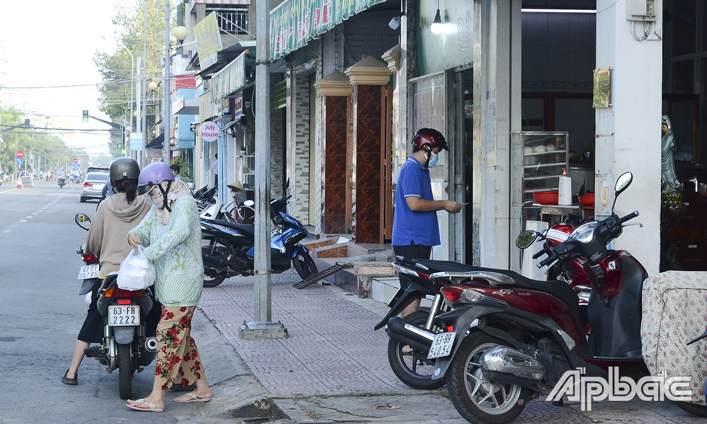 Đa số người dân mua mang đi.
