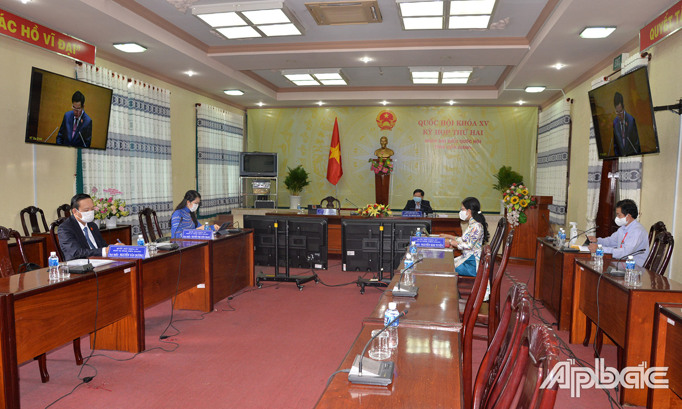 Quang cảnh tại điểm cầu Tiền Giang